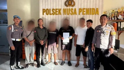 Pihak WNA dan warga lokal yang terlibat keributan di Dusun Baledan, Desa Klumpu, Nusa Penida, berpose bersama usai menyepakati perdamaian di Mapolsek Nusa Penida. (Foto: Istimewa)