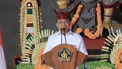 Gubernur Bali Wayan Koster memberikan pengarahan kepada pejabat Pemprov Bali di Wantilan Pura Samuan Tiga, Gianyar, dalam rangka percepatan pelaksanaan program prioritas tahun 2025–2030. (Foto: Istimewa)