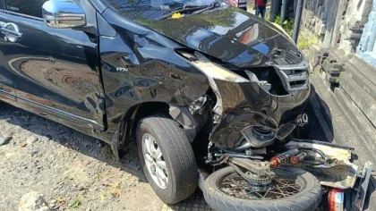 Mobil Avanza ringsek di bagian depan usai terlibat kecelakaan beruntun yang menyeret sepeda motor hingga menabrak pagar Kantor Desa Melaya, Jembrana, Rabu (2/7/2025). (Foto: Istimewa)