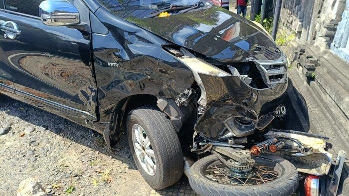 Mobil Avanza ringsek di bagian depan usai terlibat kecelakaan beruntun yang menyeret sepeda motor hingga menabrak pagar Kantor Desa Melaya, Jembrana, Rabu (2/7/2025). (Foto: Istimewa)