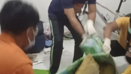 Petugas mengevakuasi jenazah pria yang ditemukan membusuk di rumah kontrakan milik WNA Ukraina di Perumahan Mumbu Residence, Kerambitan, Tabanan, Jumat (25/7) petang. (Foto: Istimewa)