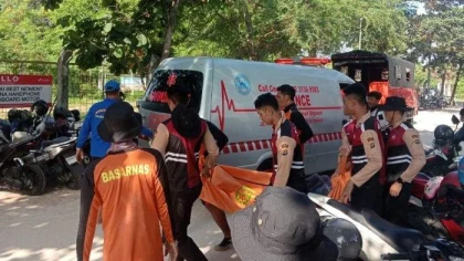 Petugas gabungan mengevakuasi jenazah pemuda yang ditemukan mengambang di perairan Pantai Balangan, Kuta Selatan, Badung, Bali, menuju mobil ambulans untuk dibawa ke rumah sakit. (Foto: Istimewa)
