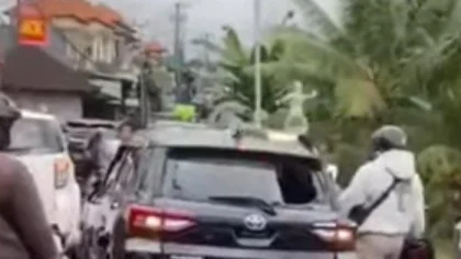 Sebuah mobil Toyota Raize berpelat DK 1083 QH yang diduga dikemudikan WNA menjadi sasaran amuk massa setelah terlibat insiden tabrak lari di kawasan Ubud, Bali. Seluruh kaca mobil tampak pecah akibat dipukul warga yang geram. (Foto: Istimewa)