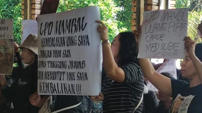 Sejumlah nasabah LPD Desa Adat Mambal melakukan aksi protes dengan membawa poster tuntutan agar dana simpanan mereka dikembalikan. Aksi ini mencerminkan kekecewaan warga atas ketidakjelasan pengelolaan dana di lembaga keuangan adat tersebut. (Foto: Istimewa)