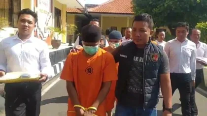 Petugas Satuan Reserse Narkoba Polres Buleleng mengawal tersangka AL, pria asal Kabupaten Malang yang ditangkap karena menjadi kurir narkoba dengan barang bukti sabu seberat 224,57 gram bruto. (Foto: Istimewa)