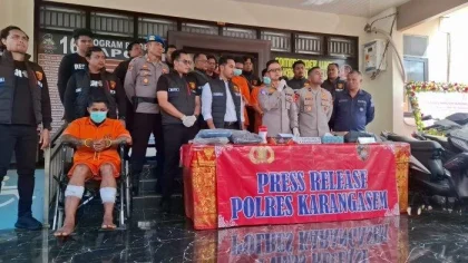 Tersangka Oktavianus Dawa duduk di kursi roda dengan luka tembak di kedua kakinya saat dihadirkan dalam konferensi pers pengungkapan kasus pencurian oleh Polres Karangasem. (Foto: Istimewa)