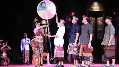 Gubernur Bali, Wayan Koster secara simbolis menutup Pesta Kesenian Bali (PKB) XLVII dan membuka Festival Seni Bali Jani (FSBJ) VII Tahun 2025 di Panggung Terbuka Ardha Candra, Taman Budaya Provinsi Bali, Sabtu (19/7) malam. (Foto: Istimewa)