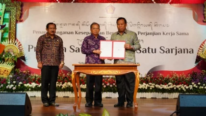 Gubernur Bali Wayan Koster menandatangani kerja sama Program Satu Keluarga Satu Sarjana di Jaya Sabha, Denpasar, Selasa (29/7/2025). (Foto: Istimewa)