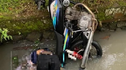 Jenazah korban dan sepeda motor yang ditemukan terendam di saluran irigasi usai kecelakaan tunggal di simpang tiga Banjar Tengah, Desa Yehkuning, Jembrana, Rabu pagi, 30 Juli 2025. (Foto: Istimewa)