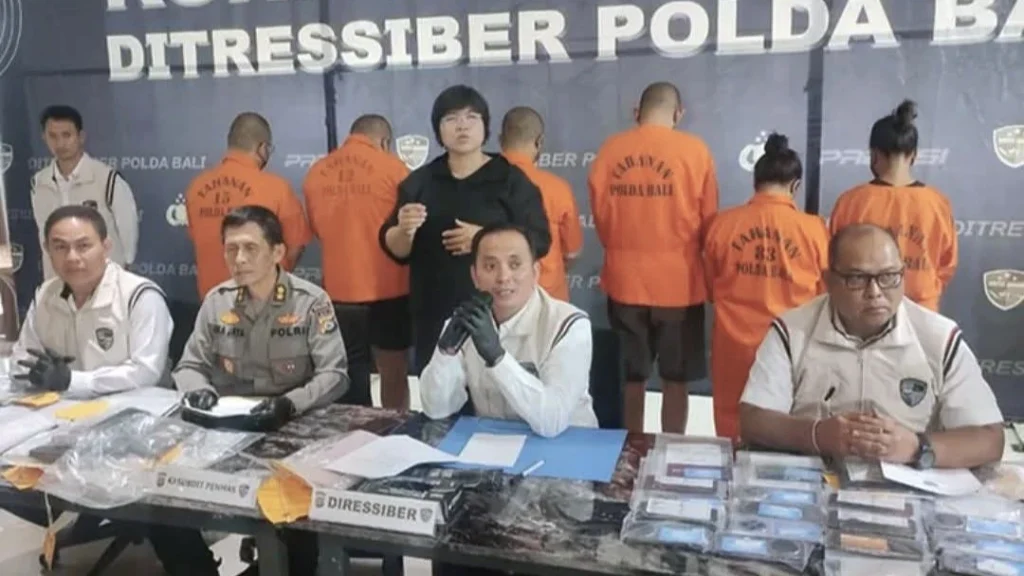 Direktur Reserse Siber Polda Bali, Kombes Pol Ranefli Dian Candra (tengah), didampingi jajaran, menunjukkan barang bukti dan enam tersangka yang terlibat dalam jaringan kejahatan siber lintas negara saat konferensi pers di Denpasar, Rabu (9/7/2025). (Foto: Istimewa)