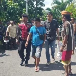 Petugas bersama warga mengamankan terduga pelaku percobaan pencurian anak babi di Banjar Dinas Buluh, Desa Tukadsumaga, Kecamatan Gerokgak, Buleleng, Kamis (3/7/2025). (Foto: Istimewa)