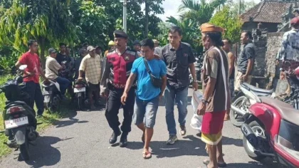 Petugas bersama warga mengamankan terduga pelaku percobaan pencurian anak babi di Banjar Dinas Buluh, Desa Tukadsumaga, Kecamatan Gerokgak, Buleleng, Kamis (3/7/2025). (Foto: Istimewa)
