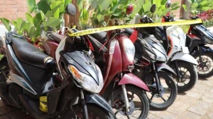 Beberapa unit sepeda motor yang diamankan polisi sebagai barang bukti kasus pencurian kendaraan bermotor (curanmor), salah satunya milik korban PNE, yang dicuri saat tertidur dalam kondisi mabuk. (Foto: Istimewa)