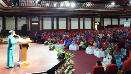 Ketua Tim Penggerak PKK Provinsi Bali, Ny. Putri Suastini Koster, memberikan sambutan dalam acara Puncak Peringatan Hari Kesatuan Gerak (HKG) PKK ke-53 Tingkat Provinsi Bali Tahun 2025 di Gedung Ksirarnawa, Taman Budaya Art Center, Denpasar, Senin (30/6/2025). (Foto: Istimewa)