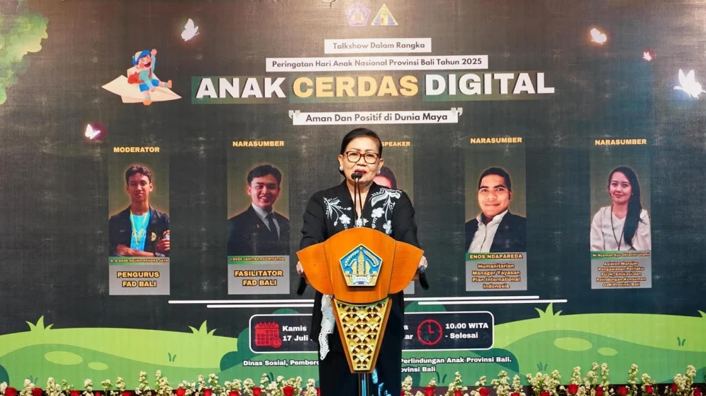 Ketua TP PKK Provinsi Bali, Putri Suastini Koster, saat menjadi pembicara utama dalam Talkshow Anak Cerdas Digital bertema "Aman dan Positif di Dunia Maya" yang digelar di Jaya Sabha, Denpasar, Kamis (17/7/2025), dalam rangka Peringatan Hari Anak Nasional Provinsi Bali. (Foto: Istimewa)
