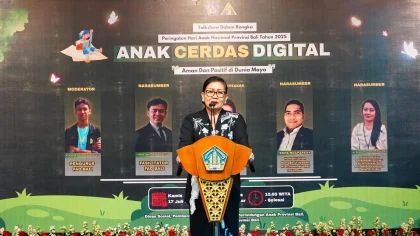 Ketua TP PKK Provinsi Bali, Putri Suastini Koster, saat menjadi pembicara utama dalam Talkshow Anak Cerdas Digital bertema "Aman dan Positif di Dunia Maya" yang digelar di Jaya Sabha, Denpasar, Kamis (17/7/2025), dalam rangka Peringatan Hari Anak Nasional Provinsi Bali. (Foto: Istimewa)
