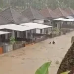 Kawasan permukiman di Kelurahan Baler Bale Agung, Kecamatan Negara, Jembrana, terendam banjir setinggi hampir dua meter akibat hujan deras yang mengguyur wilayah tersebut pada Minggu (6/7/2025) sore. (Foto: Istimewa)