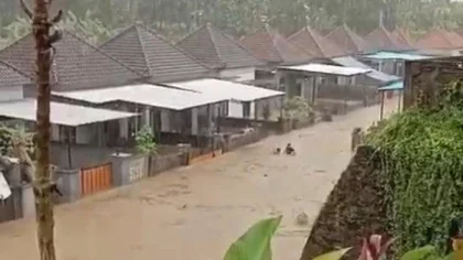 Kawasan permukiman di Kelurahan Baler Bale Agung, Kecamatan Negara, Jembrana, terendam banjir setinggi hampir dua meter akibat hujan deras yang mengguyur wilayah tersebut pada Minggu (6/7/2025) sore. (Foto: Istimewa)