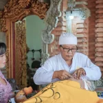 Seorang sulinggih memimpin prosesi upacara Metatah Bersama yang diselenggarakan oleh PHDI Kabupaten Badung di Wantilan Pura Dalem Banjar Srijati, Desa Sibanggede, Kecamatan Abiansemal, Sabtu (5/7/2025). Kegiatan ini diikuti oleh 25 peserta dari berbagai wilayah di Badung. (Foto: Istimewa)
