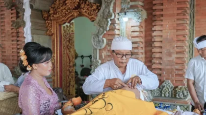 Seorang sulinggih memimpin prosesi upacara Metatah Bersama yang diselenggarakan oleh PHDI Kabupaten Badung di Wantilan Pura Dalem Banjar Srijati, Desa Sibanggede, Kecamatan Abiansemal, Sabtu (5/7/2025). Kegiatan ini diikuti oleh 25 peserta dari berbagai wilayah di Badung. (Foto: Istimewa)