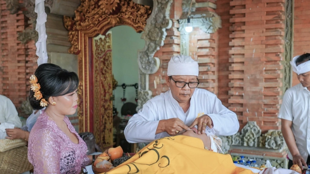 Seorang sulinggih memimpin prosesi upacara Metatah Bersama yang diselenggarakan oleh PHDI Kabupaten Badung di Wantilan Pura Dalem Banjar Srijati, Desa Sibanggede, Kecamatan Abiansemal, Sabtu (5/7/2025). Kegiatan ini diikuti oleh 25 peserta dari berbagai wilayah di Badung. (Foto: Istimewa)