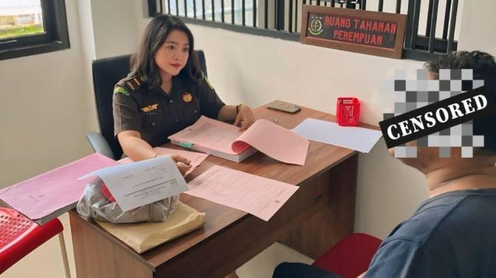 Jaksa Kejari Gianyar memeriksa berkas perkara usai menerima pelimpahan tersangka kasus penggelapan sepeda motor dari penyidik Polres Gianyar. (Foto: Istimewa)