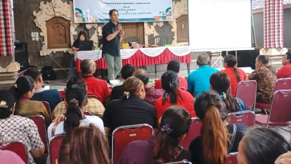 Narasumber memberikan pemaparan kepada peserta dalam kegiatan sosialisasi Koperasi Desa Merah Putih di Aula Kantor Desa Selemadeg, Kecamatan Selemadeg, Kabupaten Tabanan, Jumat (4/7/2025). Kegiatan ini bertujuan mendorong kemandirian ekonomi desa melalui penguatan kelembagaan koperasi. (Foto: Istimewa)