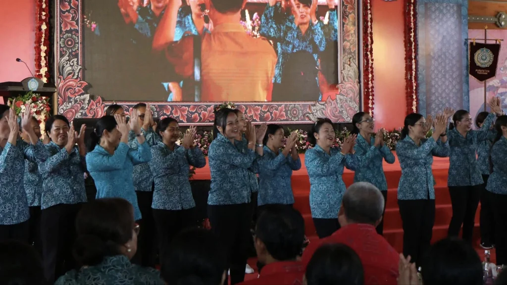 Kader TP PKK dari berbagai kecamatan di Kabupaten Tabanan tampil semangat membawakan yel-yel pada Lomba Karaoke dalam rangka peringatan HKG PKK ke-53 di Gedung Kesenian I Ketut Marya, Tabanan. (Foto: Istimewa)