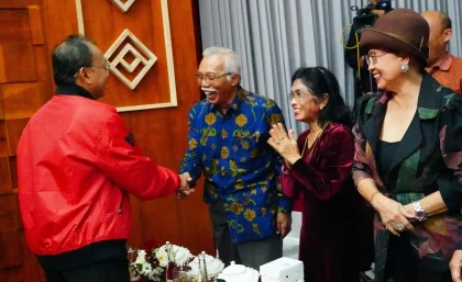 Gubernur Bali Wayan Koster berjabat tangan dengan salah satu tokoh seni Bali usai menyaksikan pertunjukan teater modern “Maha Senapati Drona” dalam rangkaian Festival Seni Bali Jani VII 2025 di Aula Gedung Kertasabha, Jayasabha, Denpasar. (Foto: Istimewa)
