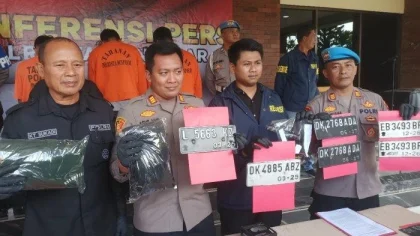 Petugas Polsek Denpasar Selatan menunjukkan barang bukti berupa plat nomor kendaraan dan pakaian pelaku saat konferensi pers pengungkapan kasus curanmor yang terjadi di wilayah Denpasar dan Badung. (Foto: Istimewa)