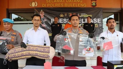 Petugas Polres Buleleng menunjukkan barang bukti berupa kain lap, guling, dan sejumlah perhiasan emas hasil curian dalam konferensi pers pengungkapan kasus pembunuhan bos cengkeh Ketut Parmi di Buleleng. (Foto: Istimewa)
