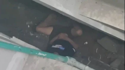 Seorang buruh proyek ditemukan tewas dalam posisi terjepit di celah sempit antara dua bangunan di kawasan Bangkiang Sidem, Desa Keliki, Kecamatan Tegalalang, Gianyar, Bali, Minggu (6/7/2025). Proses evakuasi korban terkendala sempitnya lokasi. (Foto: Istimewa)