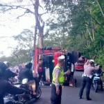 Petugas kepolisian mengatur arus lalu lintas saat sebuah truk pengangkut tisu terguling dan melintang di jalur menurun Desa Wanagiri, Kecamatan Sukasada, Buleleng, Kamis (17/7/2025). Peristiwa ini menyebabkan kemacetan selama dua jam di jalur alternatif Singaraja–Denpasar. (Foto: Istimewa)