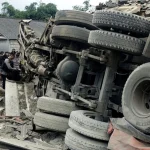 Truk pengangkut semen terguling usai menabrak sejumlah rumah dan kendaraan akibat rem blong di kawasan Bangklet, Desa Kayubihi, Bangli, Bali, Kamis (10/7/2025). Peristiwa tragis ini menewaskan empat orang dan menyebabkan kerusakan parah. (Foto: Istimewa)