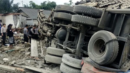 Truk pengangkut semen terguling usai menabrak sejumlah rumah dan kendaraan akibat rem blong di kawasan Bangklet, Desa Kayubihi, Bangli, Bali, Kamis (10/7/2025). Peristiwa tragis ini menewaskan empat orang dan menyebabkan kerusakan parah. (Foto: Istimewa)