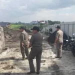 Petugas Satpol PP Tabanan saat melakukan penghentian aktivitas pembangunan proyek villa yang tidak berizin di kawasan penyangga suci Pura Luhur Tanah Lot, Desa Beraban, Kediri, Tabanan. (Foto: Istimewa)