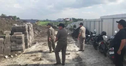 Petugas Satpol PP Tabanan saat melakukan penghentian aktivitas pembangunan proyek villa yang tidak berizin di kawasan penyangga suci Pura Luhur Tanah Lot, Desa Beraban, Kediri, Tabanan. (Foto: Istimewa)