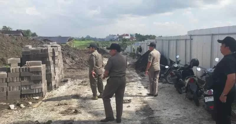 Petugas Satpol PP Tabanan saat melakukan penghentian aktivitas pembangunan proyek villa yang tidak berizin di kawasan penyangga suci Pura Luhur Tanah Lot, Desa Beraban, Kediri, Tabanan. (Foto: Istimewa)