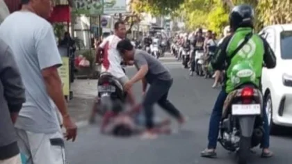 Tangkapan layar dari video viral yang memperlihatkan momen saat warga menolong seorang pengamen yang terluka di Jalan Taman Pancing Barat, Denpasar, usai diduga melukai dirinya sendiri dalam kondisi mabuk. (Foto: Istimewa)