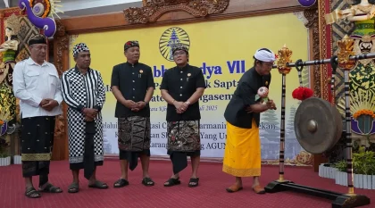 Wakil Gubernur Bali, I Nyoman Giri Prasta, memukul gong sebagai tanda dibukanya Lokasabha Madya VII MGPSSR Kabupaten Karangasem yang berlangsung di UKM Center Amlapura, Sabtu (12/7/2025). (Foto: Istimewa)