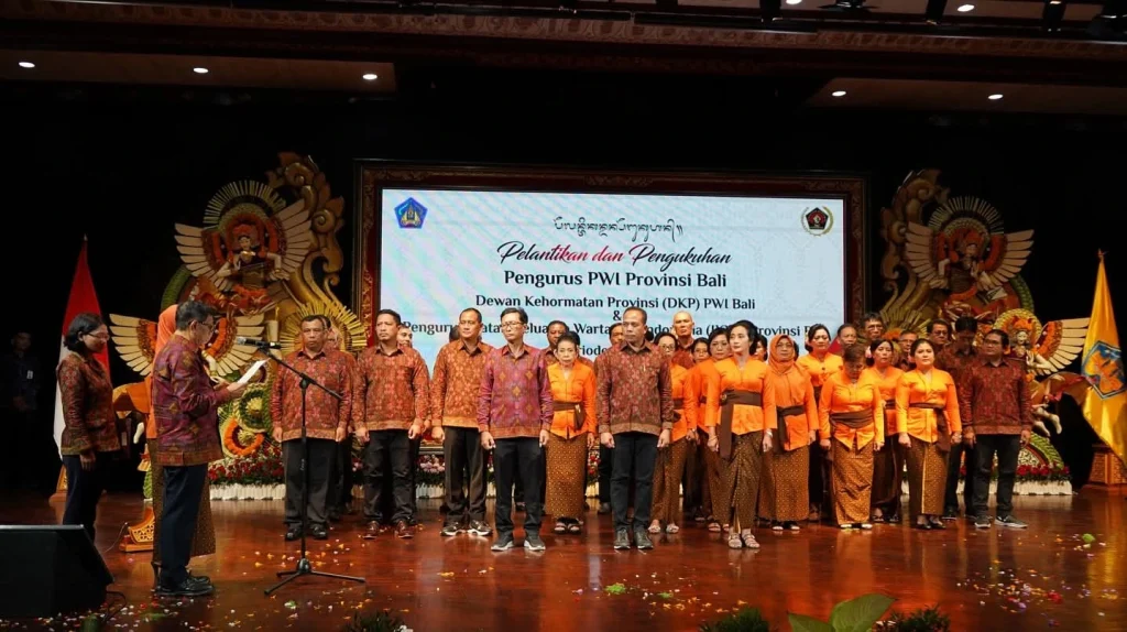 Ketua Umum PWI Pusat Hendry Ch. Bangun memimpin pelantikan dan pengukuhan pengurus Persatuan Wartawan Indonesia (PWI) Provinsi Bali, Dewan Kehormatan Provinsi (DKP) PWI Bali, dan Ikatan Keluarga Wartawan Indonesia (IKWI) Bali periode 2025–2030 di Gedung Ksirarnawa, Taman Budaya Denpasar, Selasa (22/7). (Foto: Istimewa)