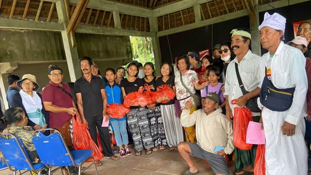 Warga Dusun Pilan, Desa Wisata Kerta, Kecamatan Payangan, Gianyar, menerima paket sembako dalam kegiatan bhakti sosial yang digelar Yayasan Tri Murti Nusantara bersama Yayasan Parahyangan Tatar Bali, Minggu (13/7/2025). (Foto: Istimewa)