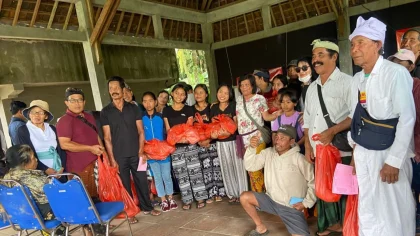 Warga Dusun Pilan, Desa Wisata Kerta, Kecamatan Payangan, Gianyar, menerima paket sembako dalam kegiatan bhakti sosial yang digelar Yayasan Tri Murti Nusantara bersama Yayasan Parahyangan Tatar Bali, Minggu (13/7/2025). (Foto: Istimewa)