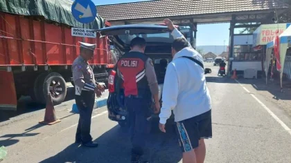 Petugas Kepolisian dari Polsek Kawasan Pelabuhan Gilimanuk melakukan pemeriksaan terhadap kendaraan yang melintas di Pos 2 (pintu masuk Bali) sebagai bagian dari pengamanan arus lalu lintas dan antisipasi gangguan keamanan di jalur penyeberangan vital Bali-Jawa. (Foto: Istimewa)