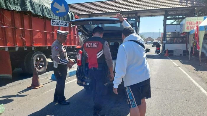Petugas Kepolisian dari Polsek Kawasan Pelabuhan Gilimanuk melakukan pemeriksaan terhadap kendaraan yang melintas di Pos 2 (pintu masuk Bali) sebagai bagian dari pengamanan arus lalu lintas dan antisipasi gangguan keamanan di jalur penyeberangan vital Bali-Jawa. (Foto: Istimewa)