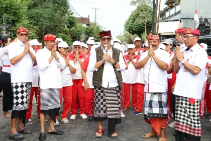 Bupati Tabanan I Komang Gede Sanjaya bersama jajaran dan masyarakat Desa Tista saat meresmikan jalan penghubung Tista–Belumbang pasca perbaikan gorong-gorong ambles, Jumat (8/8/2025). (Foto: Istimewa)