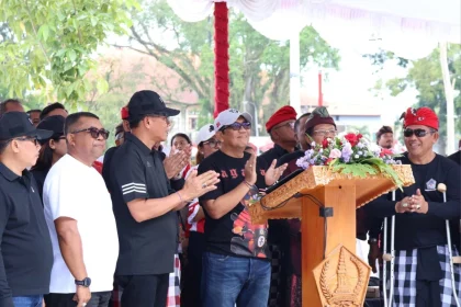 Bupati Tabanan I Komang Gede Sanjaya bersama jajaran Forkopimda dan tokoh masyarakat saat peresmian Videotron Jayaning Singasana di Lapangan Alit Saputra, Dangin Carik, Tabanan, Sabtu (9/8/2025). (Foto: Istimewa)