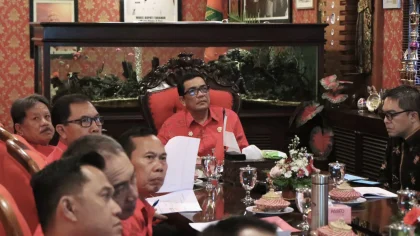Bupati Tabanan I Komang Gede Sanjaya saat memimpin audiensi bersama berbagai pihak membahas infrastruktur, organisasi, dan kegiatan reuni akbar di Kantor Bupati Tabanan. (Foto: Istimewa)
