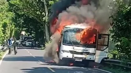 Bus rombongan lomba gerak jalan terbakar di jalur utama Denpasar–Amlapura, Banjar Dinas Buitan, Desa Manggis, Karangasem, Jumat (8/8/2025). Seluruh penumpang selamat. (Foto: Istimewa)