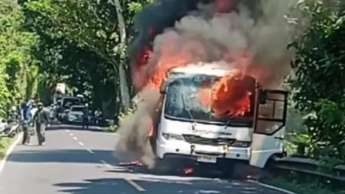 Bus rombongan lomba gerak jalan terbakar di jalur utama Denpasar–Amlapura, Banjar Dinas Buitan, Desa Manggis, Karangasem, Jumat (8/8/2025). Seluruh penumpang selamat. (Foto: Istimewa)